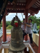 Đại hồng chung 367 kg đang được treo lên Gác chuông trên Tam Quan chùa