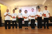 Võ sư Nguyễn Ngọc Nội trao chứng chỉ kết thúc chương trình B cho 6 học viên