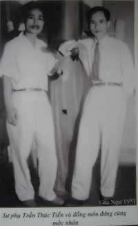 Cố võ sư Trần Thúc Tiển (phải) với bạn đồng môn và mộc nhân. GM Tran Thuc Tien (on the right), his Kung-fu brother, with dummy (1951)