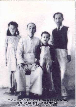 Sư tổ, hai con (bà Dung và ông Thành), Cố võ sư Trần Thúc Tiển. Su-to Te Cong, his son and doughter, with GM Tran thuc Tien (1951)