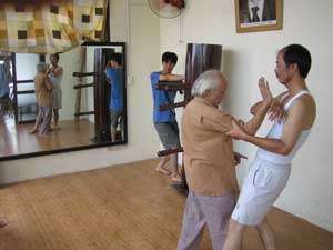 Thầy Sinh đang dạy học trò